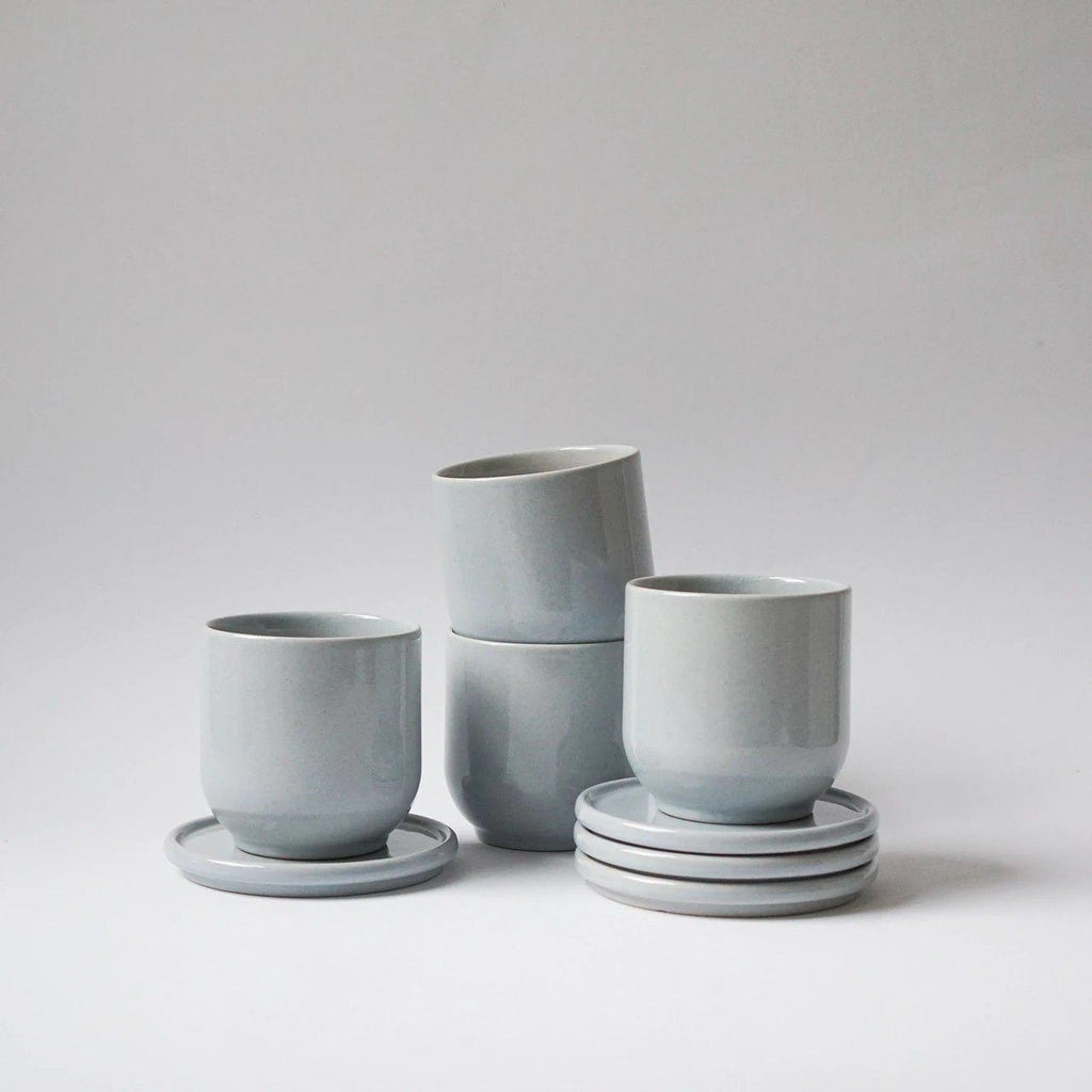 Keramik Krus uden hank - Sæt á 4 stk. med mini Tallerken - Hollyhock - indre Ceramics - Arctic Grey - no beige