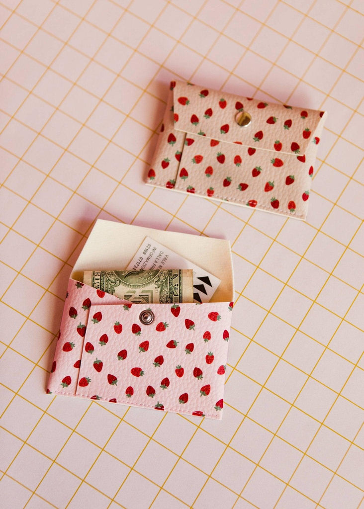 Pung | Kortholder - Strawberries Pink Wallet - ECKE - 10 x 7 cm - Jordbær print - no beige