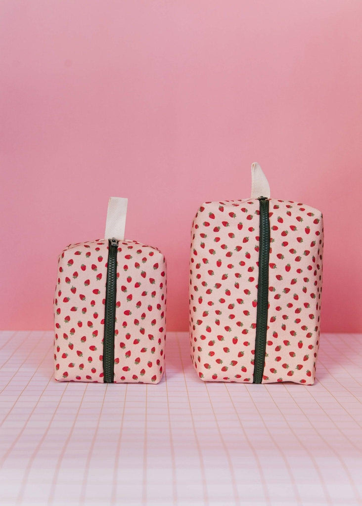 Toilettaske | Kosmetikpung - Strawberries Pink Vanity Case - ECKA - Jordbær print - no beige